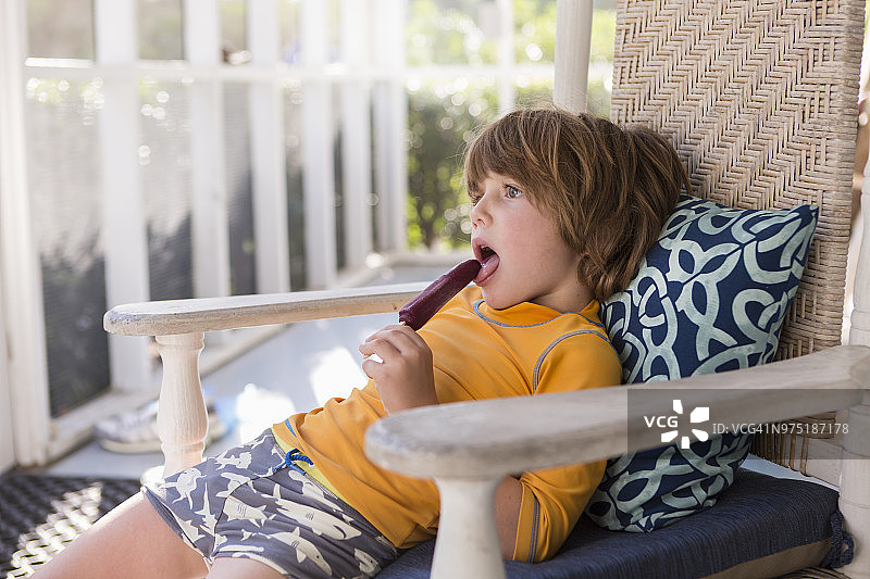 吃冰棒的4岁男孩图片素材