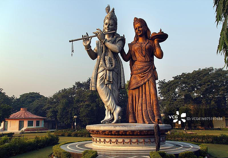 克里希纳和拉达雕像，Shiv Murti Mandir综合体，英迪拉甘地国际机场，新德里，印度图片素材