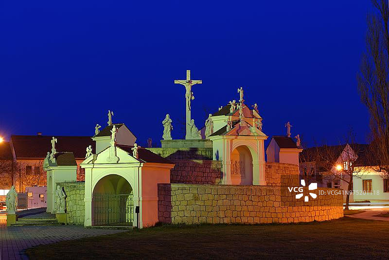 Frauenkirchen的朝圣教堂旁边的髑髅地，奥地利布尔根兰州图片素材