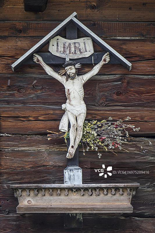 路边圣龛，十字架，普雷格拉滕，格罗斯韦内迪格山，维尔根塔尔山谷，东蒂罗尔，奥地利图片素材