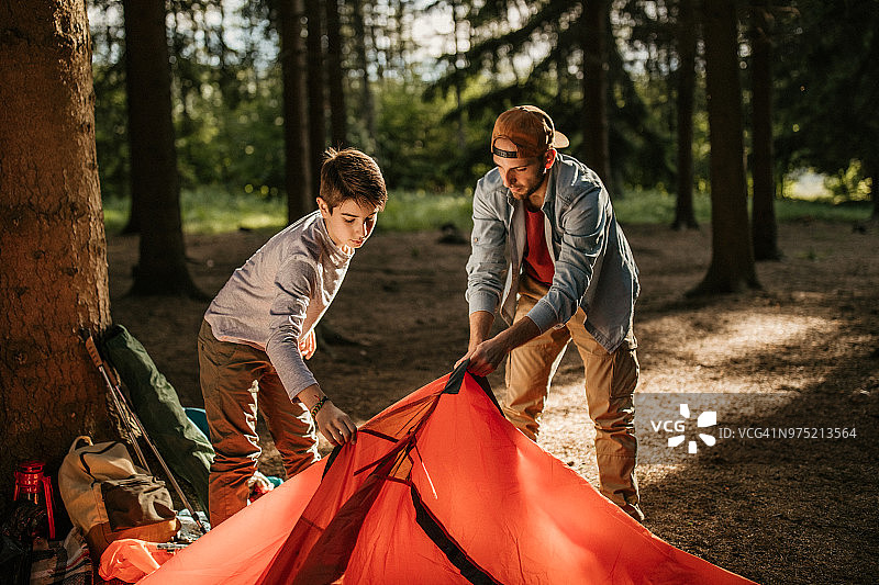 父子在森林里度假共度时光图片素材
