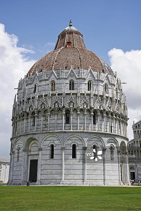 意大利托斯卡纳比萨省主教座堂广场的洗礼堂图片素材