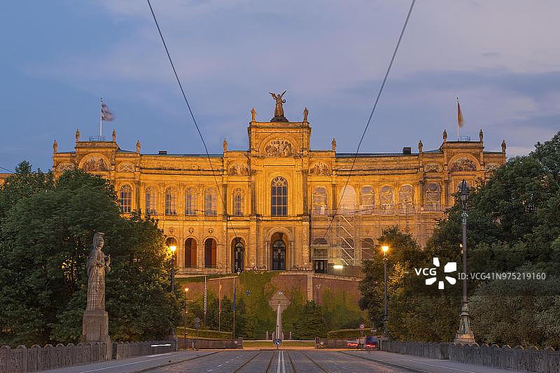 日落时的马克西米利安宫和马克西米利安桥，德国慕尼黑图片素材