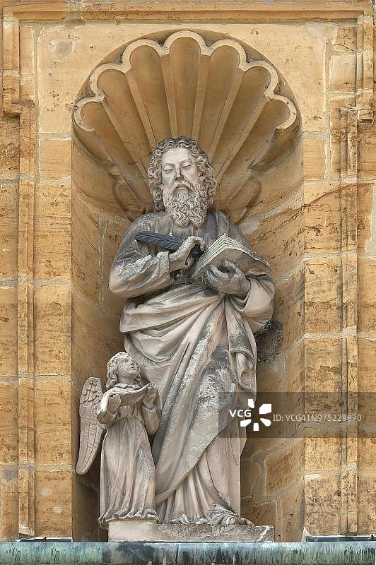 巴伐利亚玛利亚希尔夫巴洛克朝圣教堂壁龛中的神圣雕塑图片素材