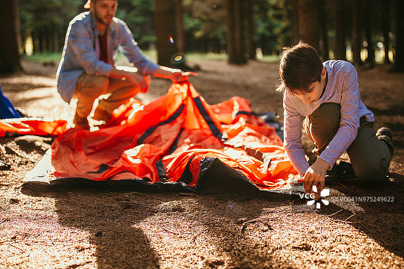 父子在森林里度假共度时光图片素材