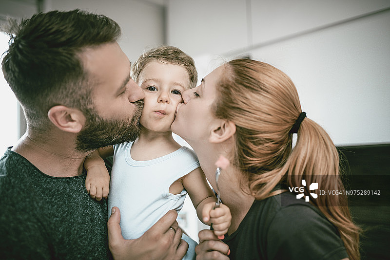 幸福的三口之家共享美好时光图片素材