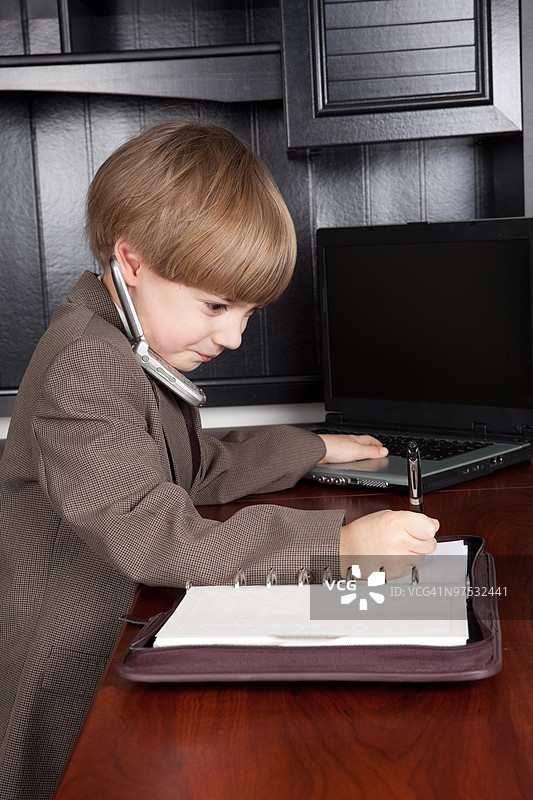 多任务处理的商业男孩图片素材