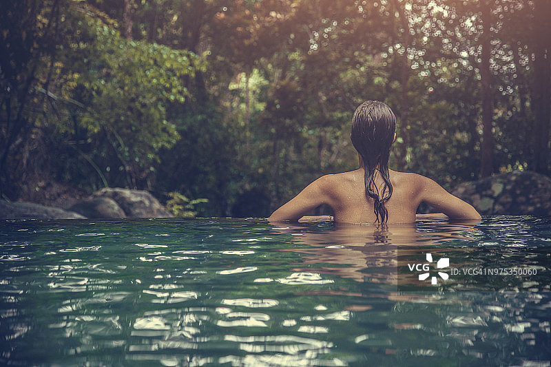 游泳池里的女人图片素材