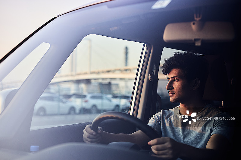 下午车内侧视的英俊尼泊尔男子图片素材