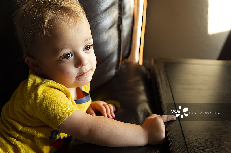 患有手足口病的男童肖像图片素材
