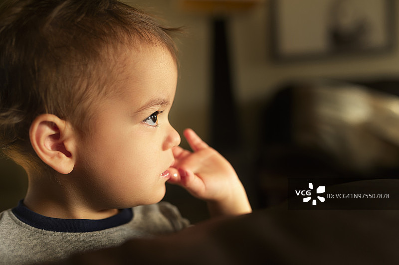 患有手足口病的男童肖像图片素材