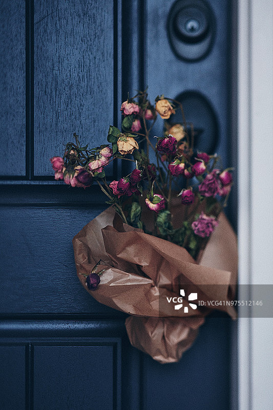 系在前门把手上的干玫瑰花束图片素材