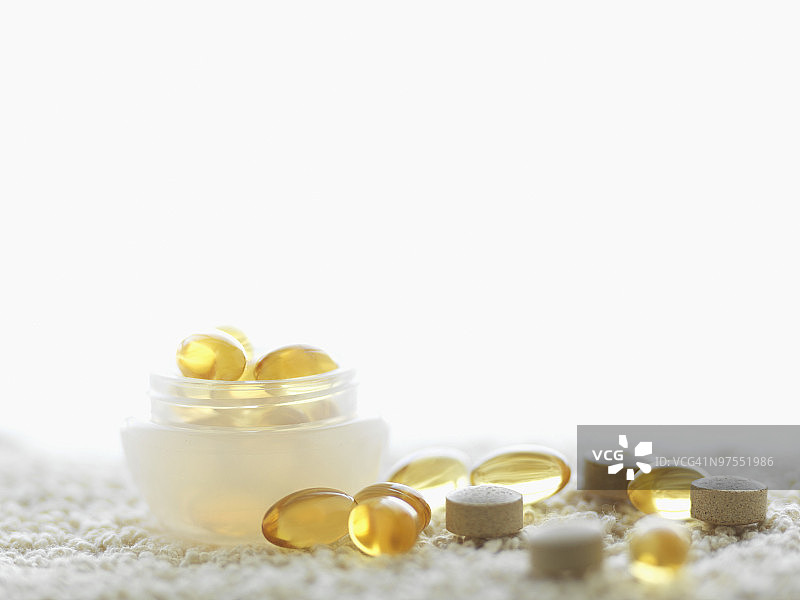 维生素E和复合维生素药丸图片素材