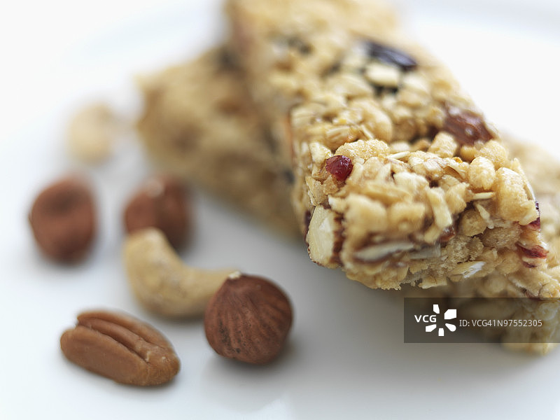 两块格兰诺拉麦片棒和坚果图片素材