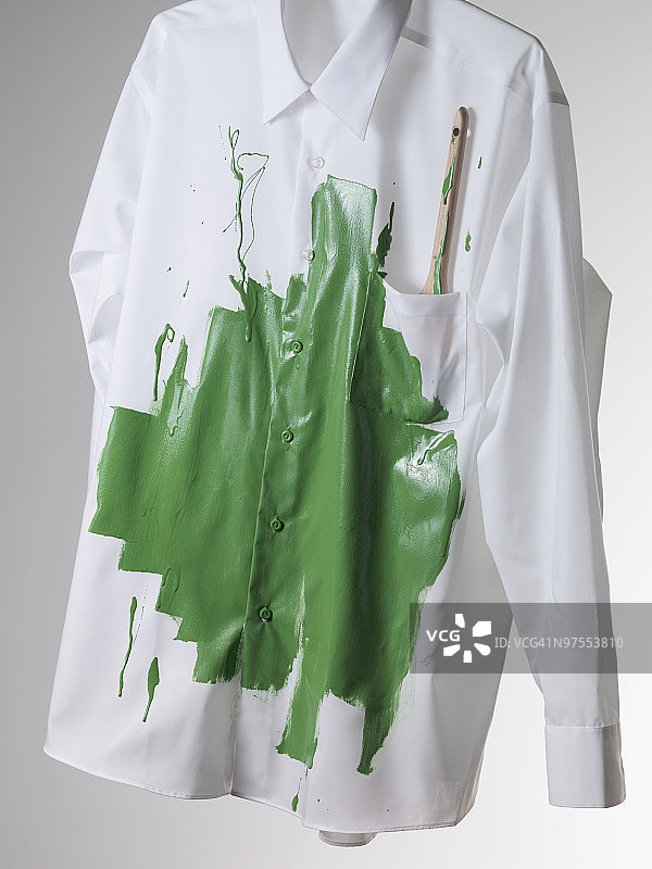 溅在衬衫上的绿色油漆图片素材