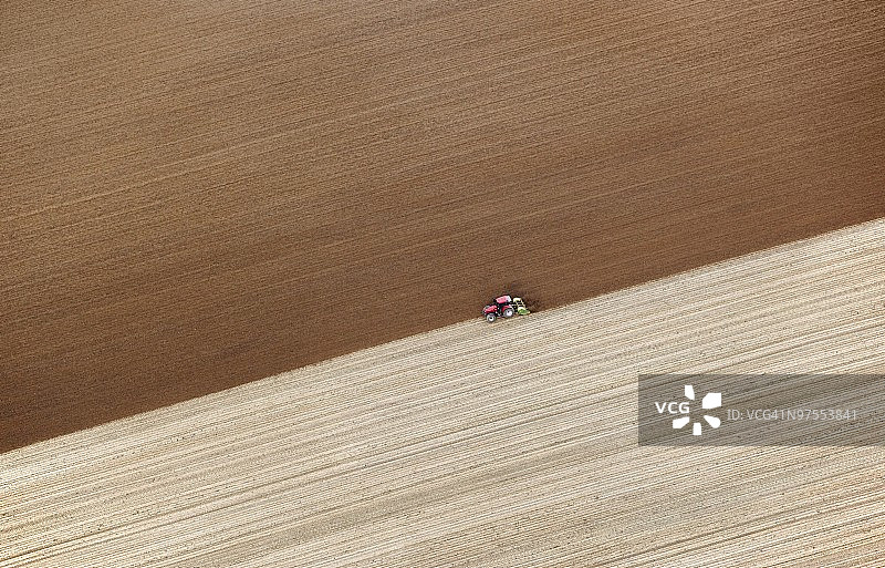 拖拉机犁地图片素材