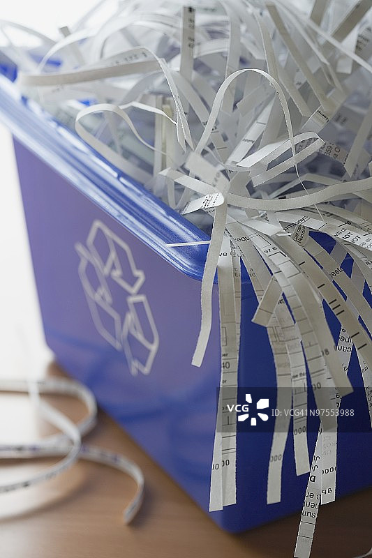 回收箱中的纸屑图片素材