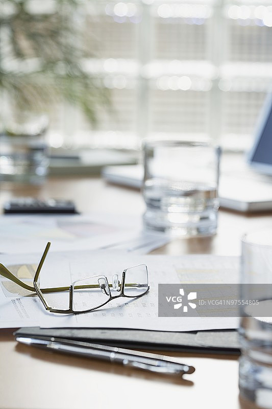 桌上的商务文件图片素材