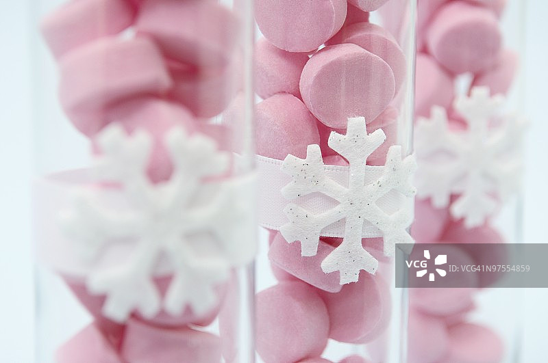 玻璃容器中的粉色糖果图片素材