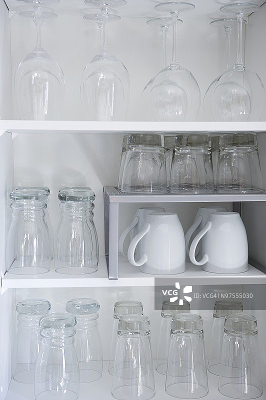 厨房柜子里的杯子图片素材