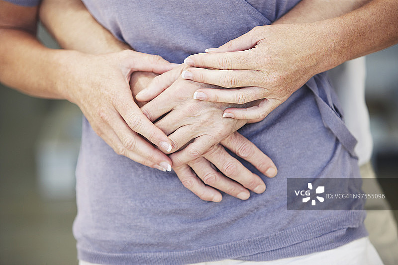 站立情侣牵手图片素材