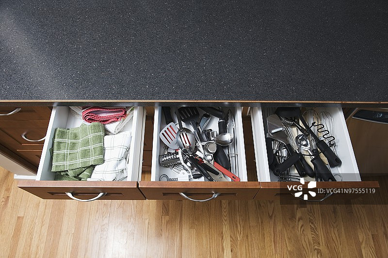 凌乱的厨房抽屉图片素材