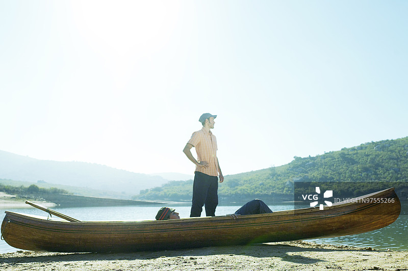 在独木舟上的男人和女人图片素材