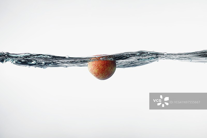 漂浮在水中的红色苹果图片素材