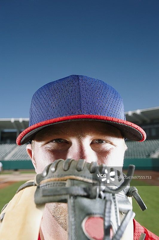 棒球运动员用手套遮面图片素材