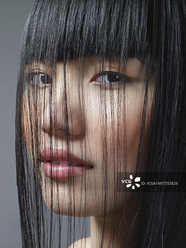 拨弄头发的女人图片素材