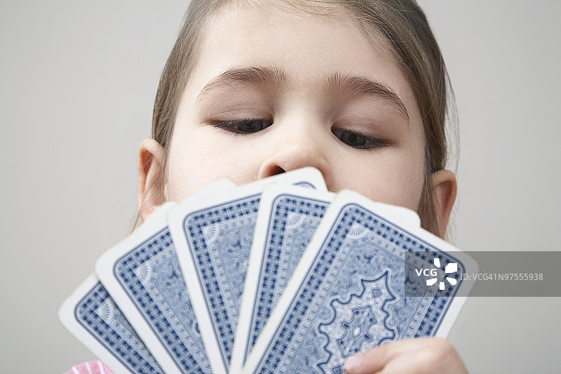 拿着扑克牌的女孩图片素材