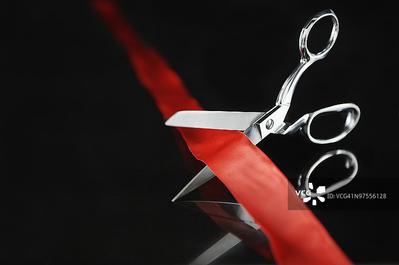剪刀剪彩带图片素材