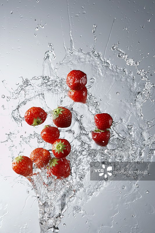 水中的草莓图片素材