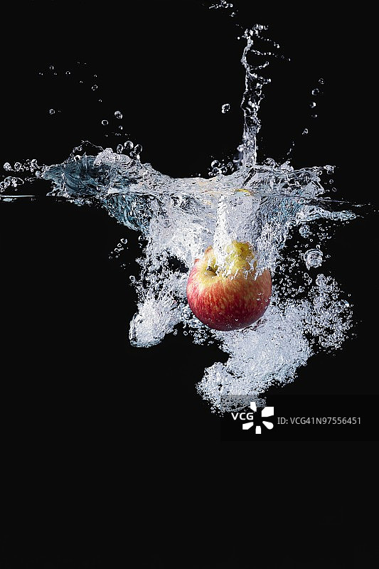 水中的红苹果图片素材