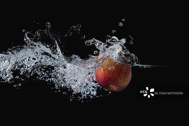 水中的苹果图片素材