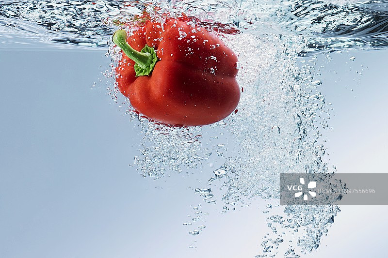 水中的红辣椒图片素材