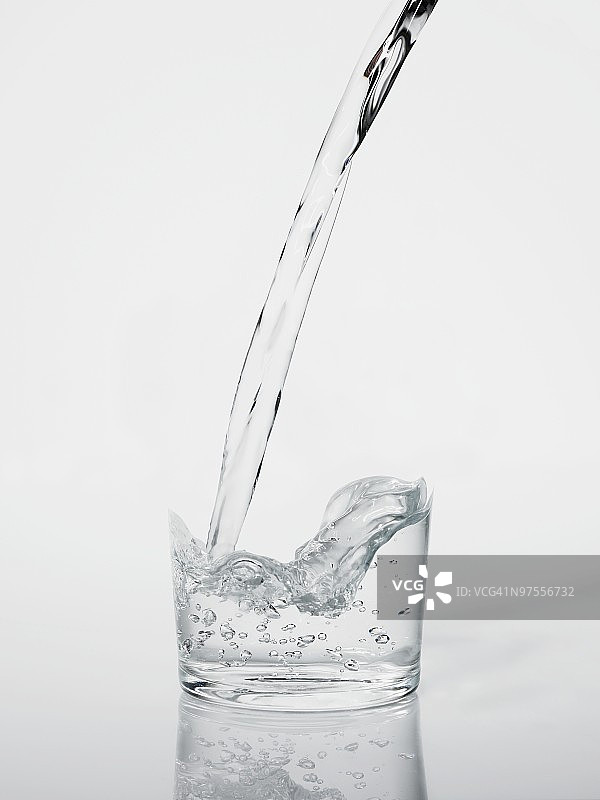 隐形水杯注水图片素材
