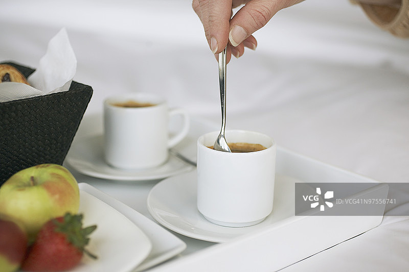 搅拌卡布奇诺的女人图片素材