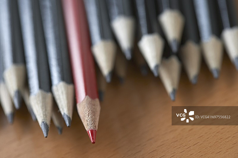 黑色铅笔中的红色铅笔图片素材