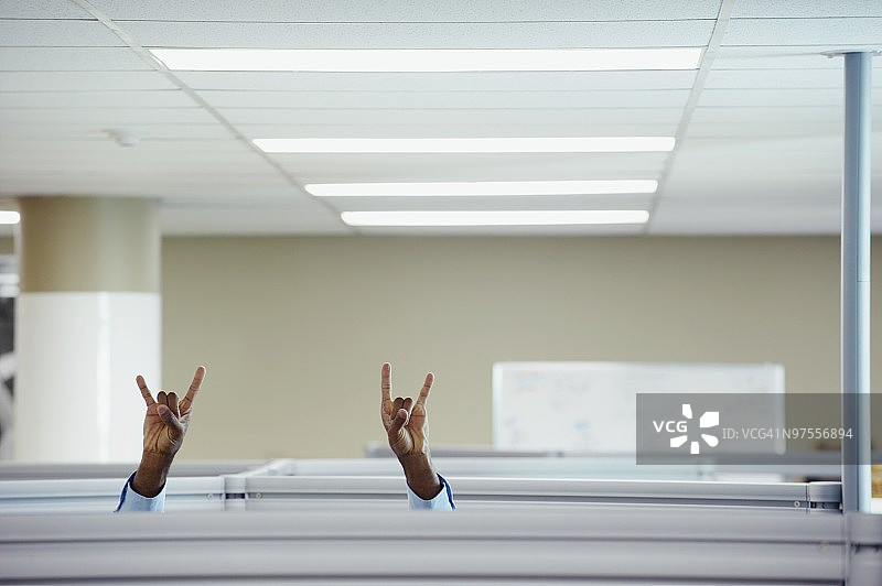 做手势的男人图片素材