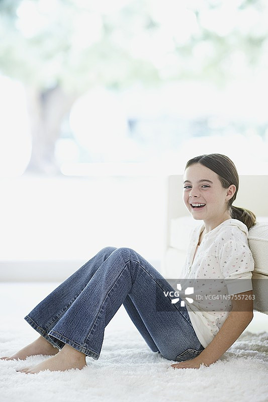 坐在地毯上的女孩图片素材