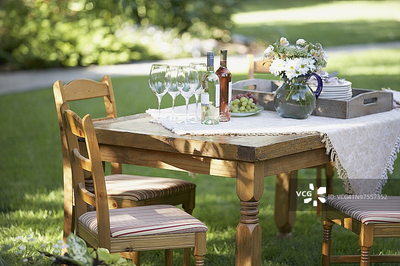 花园里的晚餐餐桌图片素材