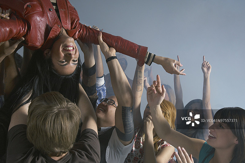 人群冲浪图片素材