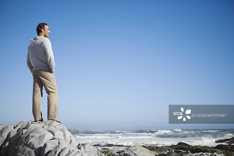 男人眺望大海图片素材