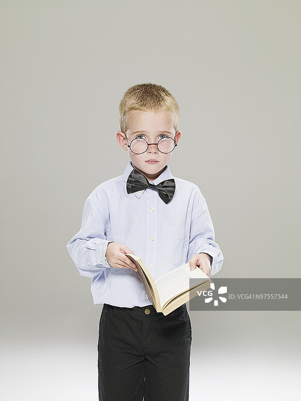 男孩手捧一本书图片素材