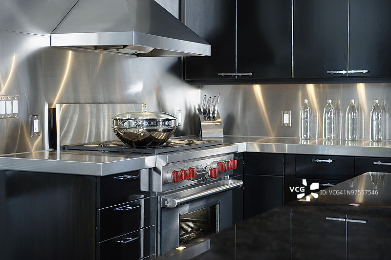 带不锈钢台面的高档厨房图片素材
