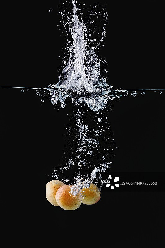 水中的杏子图片素材