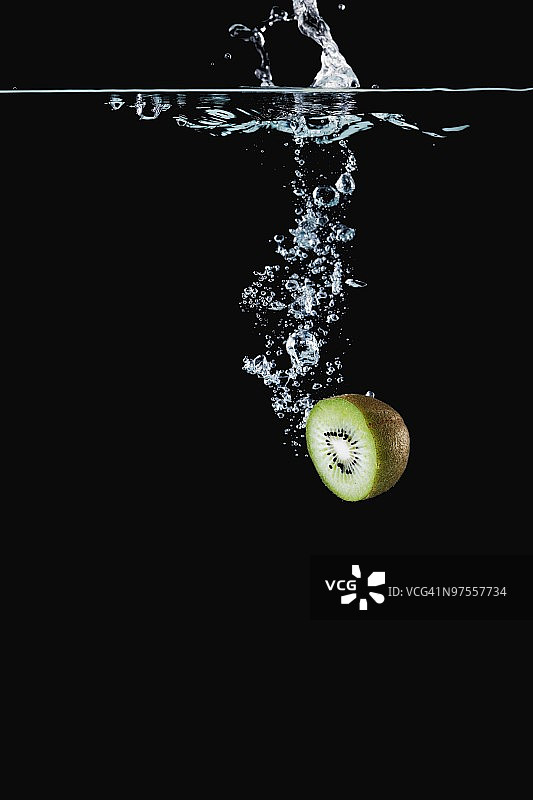 水中猕猴桃图片素材