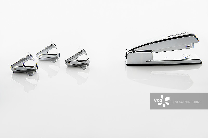 大型订书机旁的小型起钉器图片素材