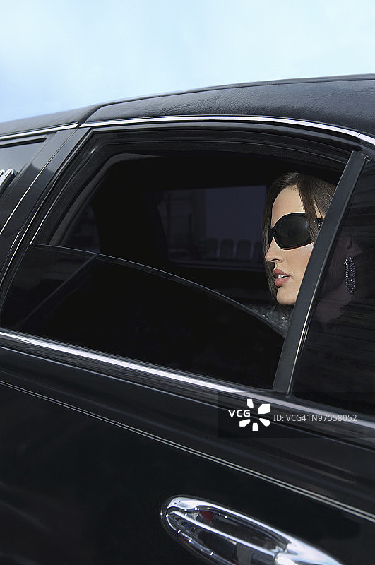 黑色豪华轿车里的名人图片素材